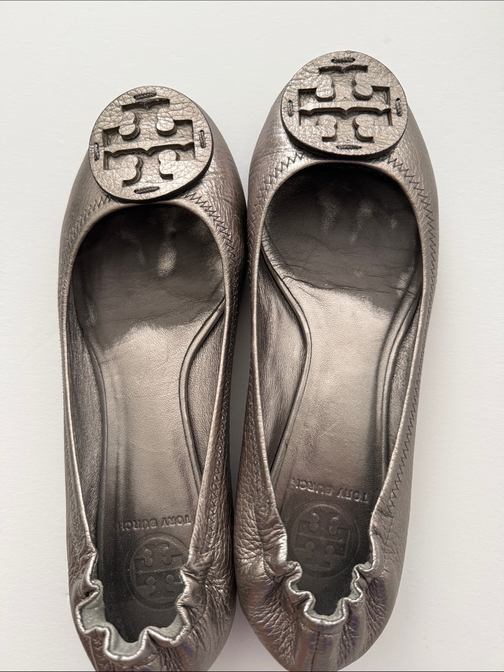 Tory Burch Metallic Pewter Logo Leather Ballet Flats-size 8.5 - Picture 3 of 6